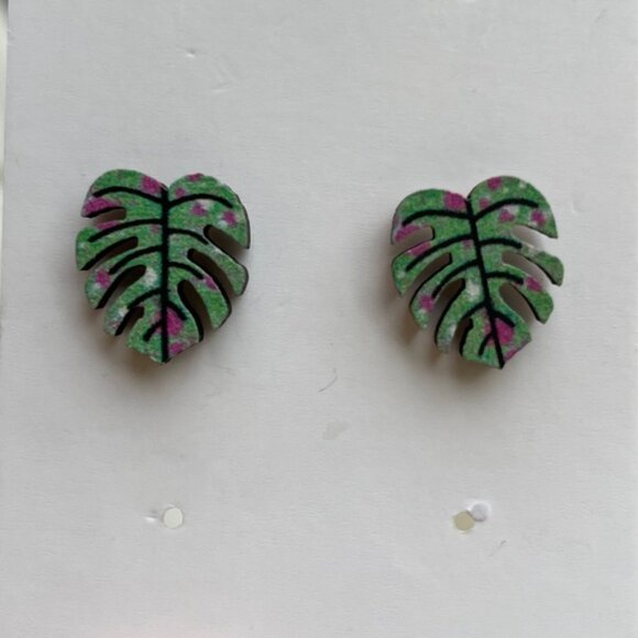 Monstera pink and green plant lover stud wooden earrings gift nature leaf 🍃 - Picture 3 of 3